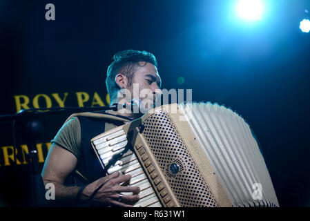 Roma, Largo Venue, diritti verso il futuro la manifestazione di Amnesty International per celebrare il settantesimo anniversario della Dichiarazione dei diritti dell'uomo. Nella foto il musicista Carmine Ioanna. Foto Stock