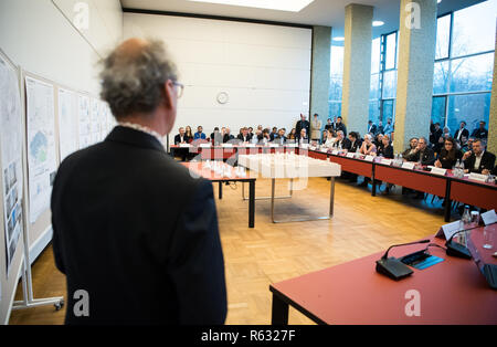 Berlino, Germania. 03 Dic, 2018. Kees Christiaanse, olandese architetto e professore di architettura e urbanistica, spiega un possibile alto sul progetto berlinese di Kurfürstendamm a la 72a sessione dell'Baukollegium Berlino. Credito: Bernd von Jutrczenka/dpa/Alamy Live News Foto Stock