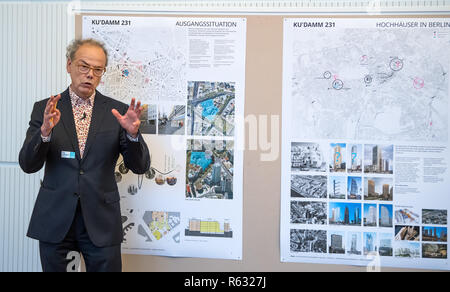 Berlino, Germania. 03 Dic, 2018. Kees Christiaanse, olandese architetto e professore di architettura e urbanistica, spiega un possibile alto sul progetto berlinese di Kurfürstendamm a la 72a sessione dell'Baukollegium Berlino. Credito: Bernd von Jutrczenka/dpa/Alamy Live News Foto Stock