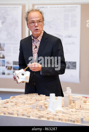 Berlino, Germania. 03 Dic, 2018. Kees Christiaanse, olandese architetto e professore di architettura e urbanistica, spiega un possibile alto sul progetto berlinese di Kurfürstendamm a la 72a sessione dell'Baukollegium Berlino. Credito: Bernd von Jutrczenka/dpa/Alamy Live News Foto Stock