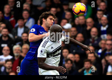 Marcus Alonso di Chelsea (L) in azione con Aboubakar Kamara di Fulham (R). Premier League, Chelsea v Fulham a Stamford Bridge di Londra domenica 2d Dicembre 2018. Questa immagine può essere utilizzata solo per scopi editoriali. Solo uso editoriale, è richiesta una licenza per uso commerciale. Nessun uso in scommesse, giochi o un singolo giocatore/club/league pubblicazioni. pic da Steffan Bowen/ Andrew Orchard fotografia sportiva/Alamy Live news Foto Stock