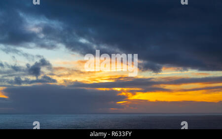 Testa di punta, West Cork, Irlanda, Dicembre 03 2018. Dopo una intensa giornata soleggiata con un paio di docce di luce del sole che tramonta dietro ancora un altro temporale in rotolamento dall'Oceano Atlantico. Credito: aphperspective/Alamy Live News Foto Stock