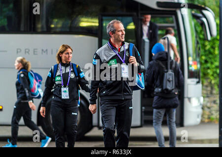 03 dicembre 2018, France (Francia), Brest: pallamano, donne: EM, Germania - Romania turno preliminare, gruppo D, seconda giornata in Brest Arena: Henk Groener, allenatore nazionale, arriva in arena con i giocatori. Foto: Marco Wolf/Wolf-sportfoto/dpa Foto Stock