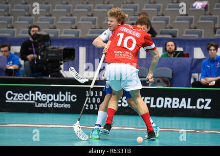 Praga, Repubblica Ceca. 03 Dic, 2018. Da sinistra a destra sul floorball JOONAS giocatori PYLSY (FIN) e JANNIK WEDE TROLLE (DK) in azione durante l'uomo mondo Floorball campionato gruppo B corrisponde la Finlandia contro la Danimarca a Praga Repubblica Ceca, 3 dicembre 2018. Credito: Michal Kamaryt/CTK foto/Alamy Live News Foto Stock