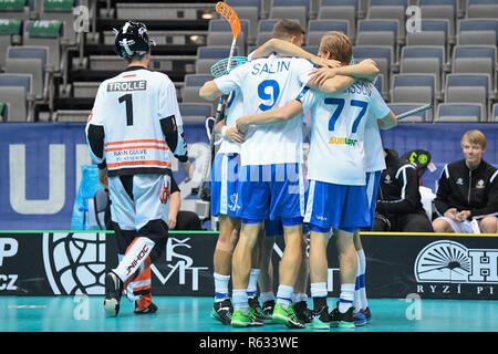 Praga, Repubblica Ceca. 03 Dic, 2018. Il floorball finlandese giocatori festeggiare un obiettivo durante l'uomo mondo Floorball campionato gruppo B corrisponde la Finlandia contro la Danimarca a Praga Repubblica Ceca, 3 dicembre 2018. A sinistra è il goalie MIKE TROLLE della Danimarca. Credito: Michal Kamaryt/CTK foto/Alamy Live News Foto Stock