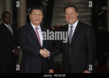 03 dicembre 2018, Panama, Panama-Stadt: Xi Jinping (l), Presidente della Cina, scuote le mani con Juan Carlos Varela, presidente di Panama. Questa è la prima visita ufficiale del sistema cinese di capo dello Stato di Panama. Nel giugno 2017, Panama ruppe le relazioni diplomatiche con Taiwan. Foto: Mauricio Valenzuela/dpa Foto Stock