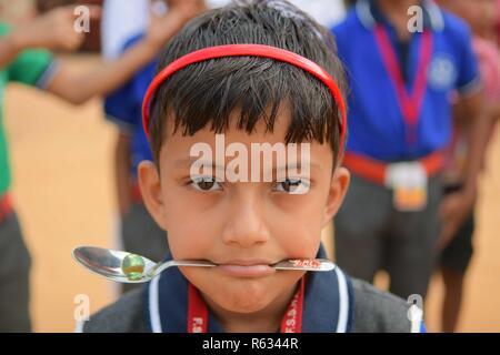 Agartala, Tripura, India. 2° dic, 2018. Un bambino disabile visto che partecipano a una sfera su un cucchiaio race competition durante l'evento.I bambini con disabilità hanno partecipato a diversi sport quali la formazione di piramidi, acceso e molti di più sulla Giornata internazionale delle persone con disabilità a Agartala, capitale del nord-est stato di Tripura India.Giornata Internazionale delle Persone con disabilità è un rispetto internazionale promosso dalle Nazioni Unite nel 1992. La giornata si propone di promuovere una comprensione delle persone con disabilità e di incoraggiare il sostegno per la loro dignità, righ Foto Stock