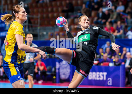 03 dicembre 2018, France (Francia), Brest: pallamano, donne: EM, Germania - Romania turno preliminare, gruppo D, seconda giornata in Brest Arena. Julia Behnke dalla Germania getta sul traguardo. Foto: Marco Wolf/dpa Foto Stock