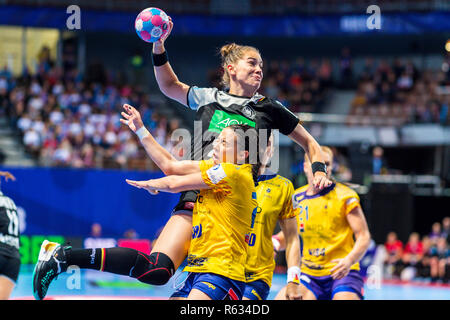 03 dicembre 2018, France (Francia), Brest: pallamano, donne: EM, Germania - Romania turno preliminare, gruppo D, seconda giornata in Brest Arena. Aneta Udristioiu (sotto) dalla Romania contro Julia Behnke dalla Germania. Foto: Marco Wolf/Wolf-sportfoto/dpa Foto Stock