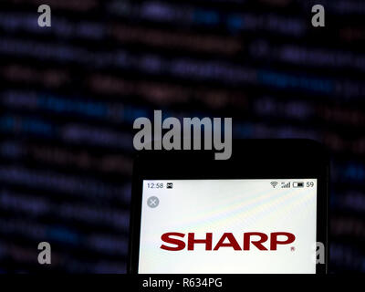 Kiev, Ucraina. 3 dicembre, 2018. Sharp Corporation logo che si vede visualizzato sul telefono intelligente. Credito: Igor Golovniov SOPA/images/ZUMA filo/Alamy Live News Foto Stock