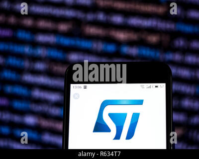 Kiev, Ucraina. 3 dicembre, 2018. STMicroelectronics visto il logo visualizzato sul telefono intelligente. Credito: Igor Golovniov SOPA/images/ZUMA filo/Alamy Live News Foto Stock