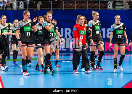 03 dicembre 2018, France (Francia), Brest: pallamano, donne: EM, Germania - Romania turno preliminare, gruppo D, seconda giornata in Brest Arena. I giocatori provenienti da Germania attraversare il passo dopo la partita. Foto: Marco Wolf/dpa Foto Stock