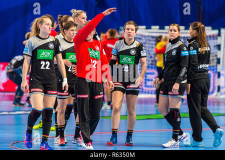 03 dicembre 2018, France (Francia), Brest: pallamano, donne: EM, Germania - Romania turno preliminare, gruppo D, seconda giornata in Brest Arena. I giocatori provenienti da Germania attraversare il passo dopo la partita. Foto: Marco Wolf/dpa Foto Stock