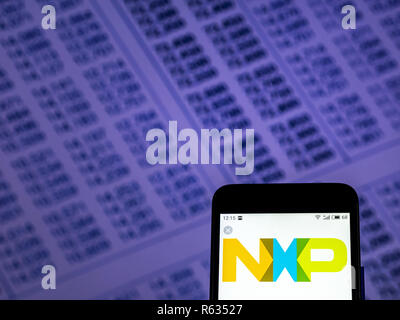 Kiev, Ucraina. 3 dicembre, 2018. NXP Semiconductors logo che si vede visualizzato sul telefono intelligente. Credito: Igor Golovniov SOPA/images/ZUMA filo/Alamy Live News Foto Stock