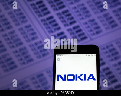 Kiev, Ucraina. 3 dicembre, 2018. Nokia telecommunications company logo che si vede visualizzato sul telefono intelligente. Credito: Igor Golovniov SOPA/images/ZUMA filo/Alamy Live News Foto Stock