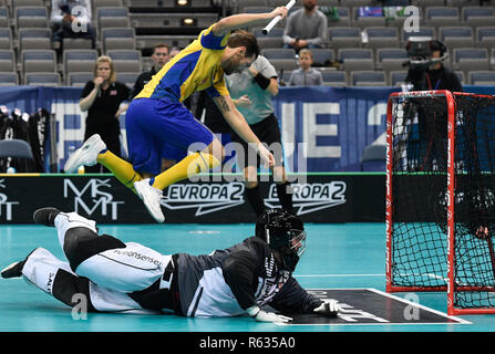 Praga, Repubblica Ceca. 03 Dic, 2018. Da sinistra a destra floorball giocatori in azione durante l'uomo mondo Floorball campionato gruppo B corrisponde la Svezia contro la Norvegia a Praga Repubblica Ceca, 3 dicembre 2018. Credito: Michal Kamaryt/CTK foto/Alamy Live News Foto Stock