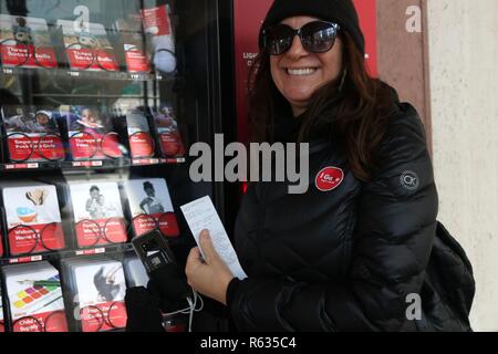 New York, NY, STATI UNITI D'AMERICA. 3 dicembre, 2018. Un "Dare macchina" dell'Upper West Side di New York (UWS) consente a di Newyorkesi comprare un regalo per le feste per stranieri in bisogno di questa stagione di festa. Gestito dalla Chiesa di Gesù Cristo dei Santi degli Ultimi Giorni, gli acquisti compresi: metropolitana card, calzature per bambini e giocattoli, con prezzi che variano da $3-$250. Le scatole contenenti i doni soggiorno in macchina distributrice e sono distribuiti attraverso partnership con enti locali e delle istituzioni caritative internazionali ed è uno dei cinque macchine in tutto il mondo. Credito: G. Ronald Lopez/Alamy Live News Foto Stock