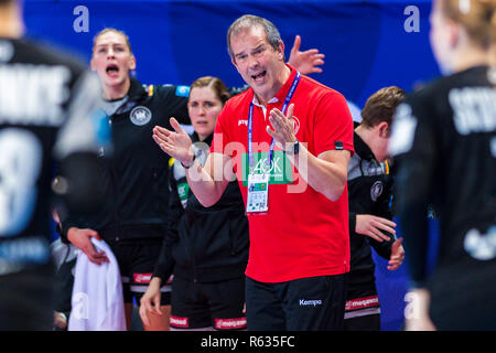 03 dicembre 2018, France (Francia), Brest: pallamano, donne: EM, Germania - Romania turno preliminare, gruppo D, seconda giornata in Brest Arena allenatore Henk Groener, allenatore nazionale delle donne, dà istruzioni. Foto: Marco Wolf/dpa Foto Stock