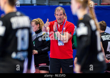 03 dicembre 2018, France (Francia), Brest: pallamano, donne: EM, Germania - Romania turno preliminare, gruppo D, seconda giornata in Brest Arena allenatore Henk Groener, allenatore nazionale delle donne, dà istruzioni. Foto: Marco Wolf/dpa Foto Stock