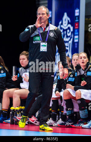 03 dicembre 2018, France (Francia), Brest: pallamano, donne: EM, Germania - Romania turno preliminare, gruppo D, seconda giornata in Brest Arena allenatore Henk Groener, allenatore nazionale delle donne, dà istruzioni. Foto: Marco Wolf/dpa Foto Stock