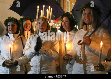 Gdansk, Polonia 3rd. Dicembre 2018 giovani ragazze da Kalmar, Svezia vestito con un abito bianco e un rosso anta (come simbolo del martirio) portando ceri a cantare in Gdansk vecchio centro della città. Ragazze svedesi vestito da Saint Lucia (Sankta Lucia) portano i cookie in processione e cantare canzoni a. Si è detto che al vivido celebrare Santa Lucia del giorno aiuterà a vivere il lungo inverno giorni con luce sufficiente credito: Max Ardulf/Alamy Live News Foto Stock