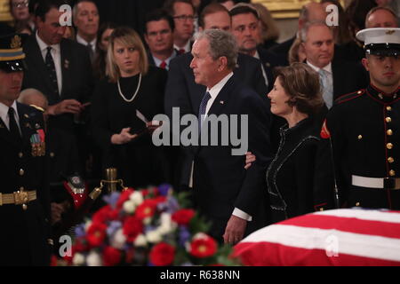 Washington, Stati Uniti d'America. 03 Dic, 2018. L ex Presidente George W Bush passeggiate passato scrigno con sua moglie ex first lady Laura Bush durante i servizi per suo padre ex Presidente George H.W. Bush negli Stati Uniti Capitol Rotunda in Washington, Stati Uniti, 3 dicembre 2018. REUTERS/Jonathan Ernst/Piscina | Utilizzo di credito in tutto il mondo: dpa/Alamy Live News Foto Stock