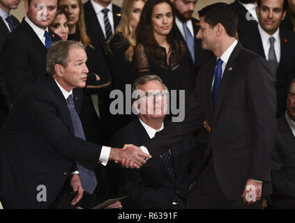 3 dicembre 2018 - Washington, Distretto di Columbia, Stati Uniti - Altoparlante della Camera dei rappresentanti degli Stati Uniti Paul Ryan (R-WI) (R) scuote le mani con l' ex Presidente degli Stati Uniti George Bush come il compianto ex Presidente George H.W. Bush si trova in uno stato all'interno della Rotonda del Campidoglio degli Stati Uniti, 3 Dicembre 2018 a Washington, DC. - Il corpo del compianto ex Presidente George H.W. Bush percorsa da Houston a Washington, dove egli si troverà in stato presso il Campidoglio US attraverso il mercoledì mattina. Bush, che morì il 30 novembre farà ritorno a Houston per il suo funerale giovedì. (Foto di Brendan Smialowsk Foto Stock