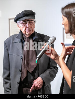 New York, Stati Uniti d'America. 3 Dic 2018. L'argentino-nato Julio Le Parc ascolta incontrato curatore Iria Candela come essi visitano la mostra 'Julio Le Parc 1959' durante un'anteprima in New York City incontrato Breuer museo. Le Parc la prima mostra personale a New York si apre il 4 dicembre 2018 e durerà fino al 24 febbraio 2019. Foto di Enrique Shore Credit: Enrique Shore/Alamy Live News Foto Stock