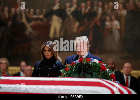 Il presidente statunitense Trump e la First Lady Melania Trump prendere un momento di silenzio alla teca contenente il corpo di ex presidente degli Stati Uniti George H.W. Bush nella Rotunda del Campidoglio degli Stati Uniti in Washington, DC, Stati Uniti d'America, 03 dicembre 2018. Bush, la quarantunesima edizione del Presidente degli Stati Uniti (1989-1993), morì nella sua Houston, Texas, Stati Uniti d'America, casa circondata da amici e parenti il 03 novembre 2018. Il corpo si troverà nello stato in Campidoglio prima di essere spostato verso la Cattedrale Nazionale di Washington per un servizio funebre. Sarà quindi tornare a Houston per un altro servizio funebre prima di essere trasportati in treno per la Foto Stock