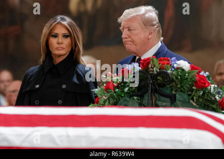 Il presidente statunitense Trump e la First Lady Melania Trump prendere un momento di silenzio alla teca contenente il corpo di ex presidente degli Stati Uniti George H.W. Bush nella Rotunda del Campidoglio degli Stati Uniti in Washington, DC, Stati Uniti d'America, 03 dicembre 2018. Bush, la quarantunesima edizione del Presidente degli Stati Uniti (1989-1993), morì nella sua Houston, Texas, Stati Uniti d'America, casa circondata da amici e parenti il 03 novembre 2018. Il corpo si troverà nello stato in Campidoglio prima di essere spostato verso la Cattedrale Nazionale di Washington per un servizio funebre. Sarà quindi tornare a Houston per un altro servizio funebre prima di essere trasportati in treno per la Foto Stock