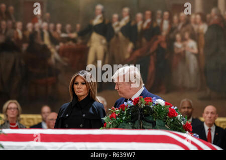 Il presidente statunitense Trump e la First Lady Melania Trump prendere un momento di silenzio alla teca contenente il corpo di ex presidente degli Stati Uniti George H.W. Bush nella Rotunda del Campidoglio degli Stati Uniti in Washington, DC, Stati Uniti d'America, 03 dicembre 2018. Bush, la quarantunesima edizione del Presidente degli Stati Uniti (1989-1993), morì nella sua Houston, Texas, Stati Uniti d'America, casa circondata da amici e parenti il 03 novembre 2018. Il corpo si troverà nello stato in Campidoglio prima di essere spostato verso la Cattedrale Nazionale di Washington per un servizio funebre. Sarà quindi tornare a Houston per un altro servizio funebre prima di essere trasportati in treno per la Foto Stock