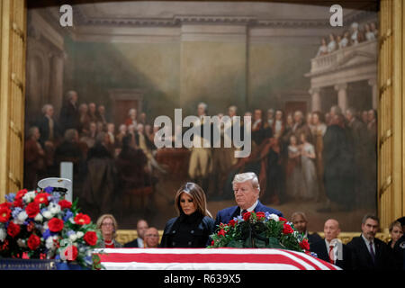 Il presidente statunitense Trump e la First Lady Melania Trump prendere un momento di silenzio alla teca contenente il corpo di ex presidente degli Stati Uniti George H.W. Bush nella Rotunda del Campidoglio degli Stati Uniti in Washington, DC, Stati Uniti d'America, 03 dicembre 2018. Bush, la quarantunesima edizione del Presidente degli Stati Uniti (1989-1993), morì nella sua Houston, Texas, Stati Uniti d'America, casa circondata da amici e parenti il 03 novembre 2018. Il corpo si troverà nello stato in Campidoglio prima di essere spostato verso la Cattedrale Nazionale di Washington per un servizio funebre. Sarà quindi tornare a Houston per un altro servizio funebre prima di essere trasportati in treno per la Foto Stock