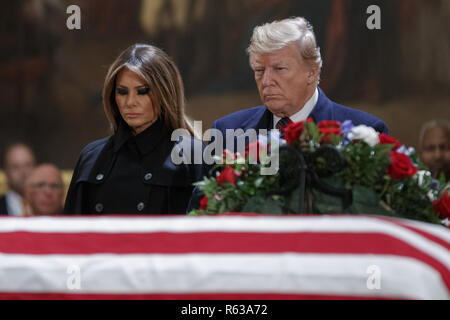 Washington, Distretto di Columbia, Stati Uniti d'America. 3 dicembre, 2018. Presidente Trump e la First Lady Melania Trump prendere un momento di silenzio alla teca contenente il corpo di ex presidente degli Stati Uniti George H.W. Bush nella Rotunda del Campidoglio degli Stati Uniti in Washington, DC, Stati Uniti d'America, 03 dicembre 2018. Bush, la quarantunesima edizione del Presidente degli Stati Uniti (1989-1993), morì nella sua Houston, Texas, Stati Uniti d'America, casa circondata da amici e parenti il 03 novembre 2018. Il corpo si troverà nello stato in Campidoglio prima di essere spostato verso la Cattedrale Nazionale di Washington per un servizio funebre. Credito: ZUMA Press, Inc./Alamy Live News Foto Stock