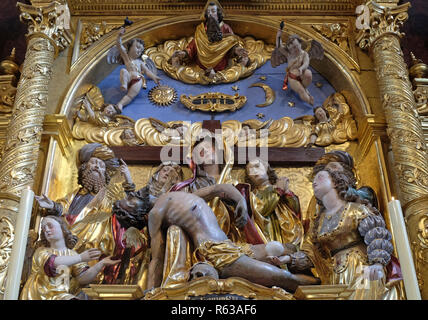 Maria con il corpo di Cristo sulle sue ginocchia statua sull'anima altare altare nella chiesa di San Leodegar a Lucerna, Svizzera Foto Stock