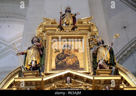 La Vergine Maria con il Bambino Gesù circondato da statue di santi, Saint Nicholas altare nella chiesa di San Leodegar a Lucerna, Svizzera Foto Stock