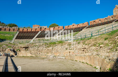 Vista panoramica del greco antico Teatro Greco) a Taormina. Sicilia, Italia Foto Stock