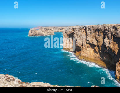 Rocciosa costa atlantica a sud il punto ad ovest del continente europeo. Capo Sao Vicente, Sagres Algarve Foto Stock