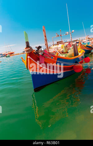 Taditional eyed barche Luzzu di Marsaxlokk, Malta Foto Stock