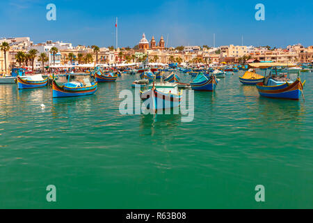 Taditional eyed barche Luzzu di Marsaxlokk, Malta Foto Stock