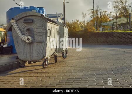 Contenitori per rifiuti in una zona urbana Foto Stock