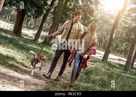 Coppia giovane sono a piedi con il cane nella foresta Foto Stock