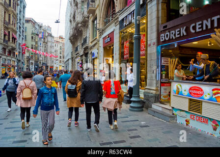 Istiklal Caddesi, Beyoglu, Istanbul, Turchia, Eurasia Foto Stock