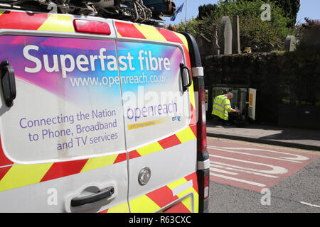 BT ingegnere di lavoro in corrispondenza di una fibra Superfast mobile a banda larga in strada in Scozia UK Foto Stock