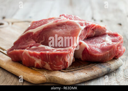 Bistecche di carne di maiale cruda Foto Stock