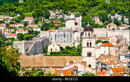 Torre campanaria del convento francescano e la torre Minceta a Dubrovnik, Croazia Foto Stock