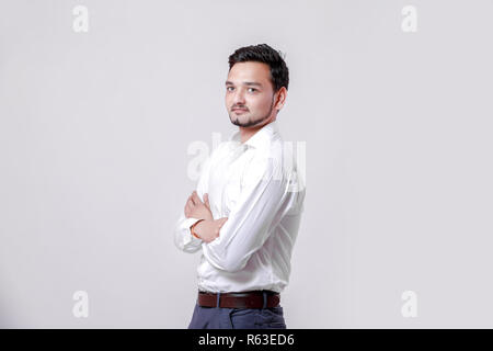 Giovani indiani Man Standing isolate su sfondo bianco Foto Stock