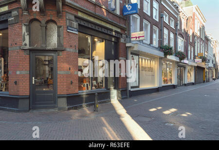 Utrecht, Paesi Bassi, ottobre 07, 2018: vetrine di negozi di domenica mattina vuote con street view Foto Stock