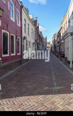 Utrecht, Paesi Bassi, ottobre 07, 2018: street view di Utrecht con cartelli e moto Foto Stock