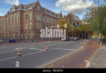 Utrecht, Paesi Bassi, ottobre 07, 2018: semaforo e strade di Utrecht la domenica mattina Foto Stock