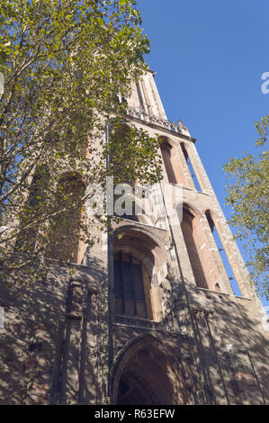 Utrecht, Paesi Bassi, ottobre 07, 2018: vista dal basso sul Dom Tower - La torre campanaria più alta nei Paesi Bassi Foto Stock